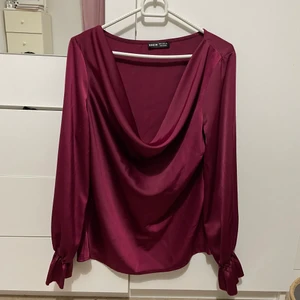 Tröja  - Tröja med urringning 