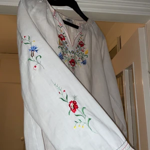 Blommig blus - Såå fin!! Barnstorlek men skulle säga att den passar XS-S 💕❤️🥺