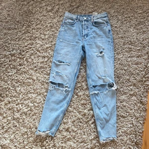 Jeans  - Säljer dessa super fin håliga byxor dem är i super bra sick och säljer den för att dem är förstora❤️ 