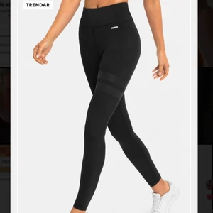 Stronger tights - Säljer även mina svarta stronger tights då de aldrig används längre, sjukt bra kvalite och de är squatproof! Sitter uppe i midjan så man inte behöver dra upp dem hela tiden, och även jättesköna❤️‍🔥 nypris är 699kr