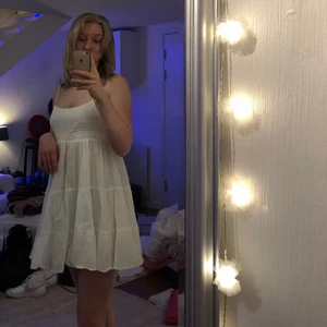 Klänning från zara  - Säljer denna jättefina sommarklänning från zara då den är lite kort på mig som är 172. Endast använd 1 gång så jättebra skick, perfekt till sommaren! Storlek: m (passar s också) pris: 250 + frakt 💕 skriv i kommentarerna om ni är intresserade 