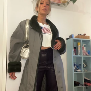 Fodrad trenchcoat med pälsdetaljer - Säljer min asballa, mörkgråa, fodrade trenchcoat med pälsdetaljer. Vintage från Kappahl i storlek XL, men kan användas som väldigt oversized på mig som är S-M. Nästan ner till marken för mig som är 160. Trenchcoat material på utsidan med gråa pälsdetaljer och skärp. Fodrad så passar som vinterjacka. Mer mörkgrå i verkligenhetn. Jättebra skick. Frakt inte inkluderad. Dm:a för fler bilder/frågor💋💋