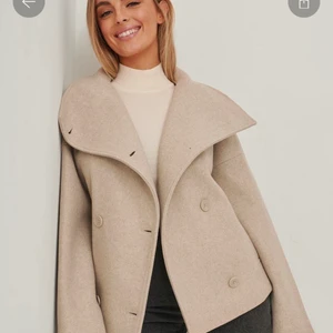 Kort kappa - Intressekoll på denna svin snygga korta kappan från nakd som nu är slutsåld i de flesta storlekarna! Den är i storlek 36 och färgen är beige. Kostar 899 på hemsidan💗🧸 säljer endast vid bra bud dvs över 800💗 den är helt oanvänd ( har även en likadan i svart). Direktpris är 999