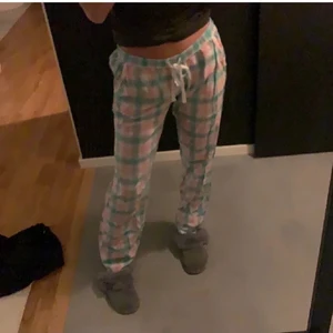 Pyjamasbyxor - Pyjamasbyxor från H&M i fink skick. Frakt tillkommer.
