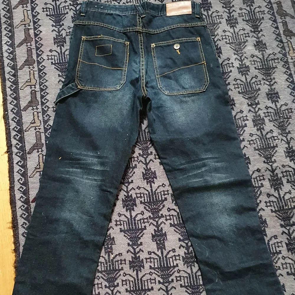 Säljer unisex byxa som passar till båda kön och passar . Jeans & Byxor.