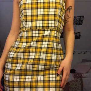 rutig klänning - en gulrutig klänning från h&m. säljer pga att den inte är min stil. den går till mitten av låren på mig som är 165 cm.