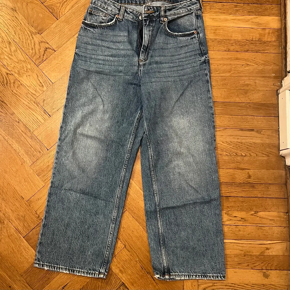 Säljer dessa jeans från Monki i modellen Mozik. Sitter löst i benen och är raka i passformen. Lagom high waist. Inte kommit till användning, är i fint skick! På mig är dom ner till fotleden (är 1,57). Jeans & Byxor.