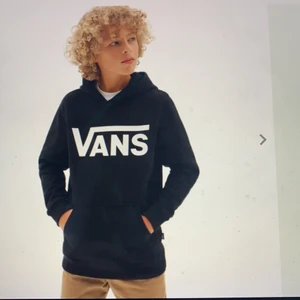 Vans glassig black hoodie str l - En vans hoodie är i nyskick då den ändast andvänts ett fåtal gånger, den passar både killar och tjejer och är en väldigt snygg modell.