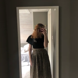 Leopard mönstrad kjol - Rätt så väl använd kjol men har inga skador och ser ut som ny, den passar tyvärr inte mig längre men jag hoppas att nån annan ska få nytta av den!