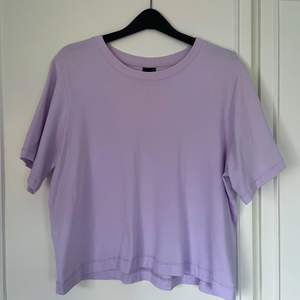 Säljer denna gulliga lila t-shirt i storlek L💜💜Köparen betalar för ev frakt på 51 kr!