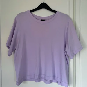 T-shirt - Säljer denna gulliga lila t-shirt i storlek L💜💜Köparen betalar för ev frakt på 51 kr!