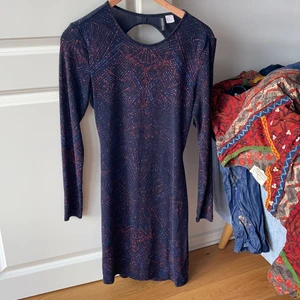 A proper shimmery party dress from H&M.  - Really it’s in a new condition. Shimmery and so in. Unfortunately doesn’t fit me. 