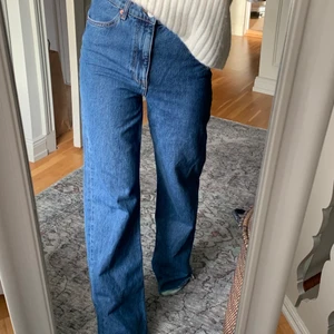 Jeans - Säljer dessa raka jeans från zara. Passar perfekt på någon lite längre då de är alldeles för långa för mig (modellen är avklippt så man kan även göra kortare om så önskas). Supersnygg mörkare jeansfärg. Waist 36
