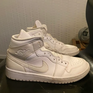 Jordan1 mids - Ett par vita Jordan1 mid i storlek 42. Har haft dessa i två år så de är inte helt felfria. Skickar mer detaljerade bilder vid intresse!