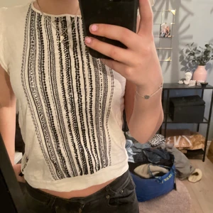 Topp  - Säljer denna dkny topp❤️ storlek XL i barnstorlek som är typ som en S