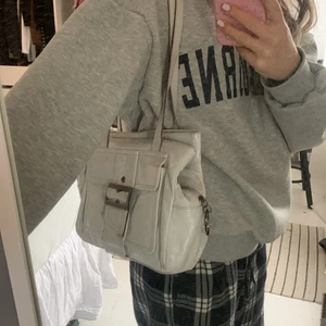 Vit väska  - Säljer denna super söta väska från Beyond retro! Inga defekter alls, många små fack 