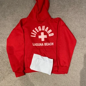 Vintage Laguna Beach Lifeguars hoodie - Riktigt fint skick, trycket är något fadeat