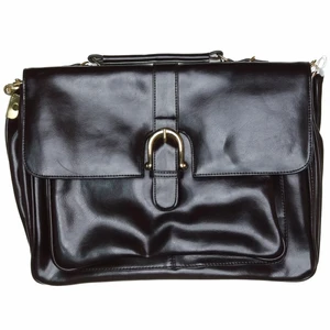 Brun portfölj - Skitfin vintage brun portfölj, köpt på humana men i bra skick. Funkar super till skolan! (Säljer andra liknande på min profil)