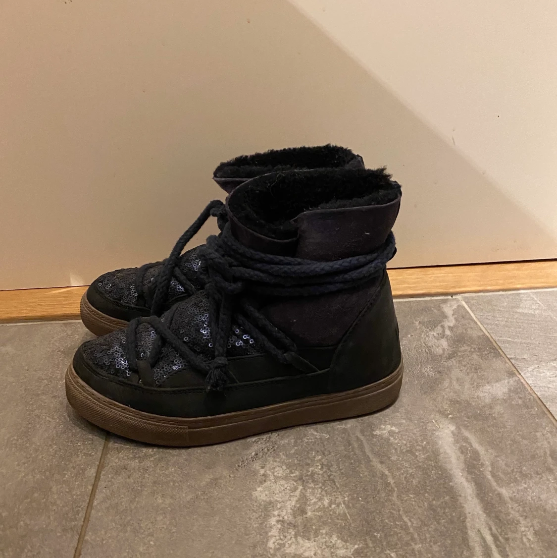 Mörk blåa INUIKII’s med paljetter - 91