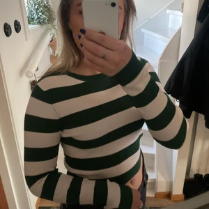 Zara topp  - Jättefin randig topp från Zara som tyvärr inte kommer till användning. Aldrig använd och storleken är som en S. Om fler är intresserade börjar jag budgivning. Frakt ingår. 