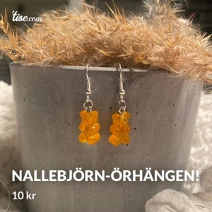 Nallebjörn-örhängen! - Nallebjörn-örhängen gjorda utav mig Ellen!                                   10 kr + 13 kr frakt!                                                                 (KÖP 4 PAR= FRAKTFRITT!) ❤️