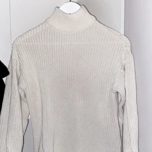 Stickad turtleneck - En vit stickad turtleneck från Gina tricot som sitter jättefint. Knappt använd då jag har så många vita överdelar.