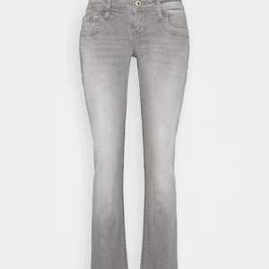 Lågmidjade jeans!! - Ett par as snygga gråa lågmidjade jeans!! Det säljs pågrund av att det tyvärr inte kommer till användning och jeansen är använda två gånger💕