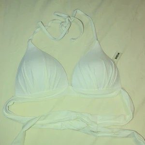 Vit bikiniöverdel  - Vit bikiniöverdel från Shein i storlek S men är som en S/Xs, aldrig använd pga fel storlek. Nypris 69kr men säljer för 35kr. 