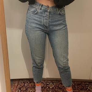 Fina jeans stlk M. För korta för mig vid benen, är 180 cm. Passar bättre till någon som är lite kortare, annars sitter dom väldigt fint och bekvämt. 