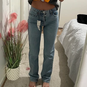 Zara jeans  - Jättepopulär mid rise Zara jeans i storlek 36! (jag är 1,64 cm!) Jeans är helt ny och prislapp sitter på! 😊💞✌🏻