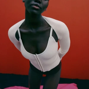 Bolero zara - Säljer denna superfina bolero från zara, använd en gång då ärmarna e för korta för mig. Har slits längst ned på armarna. Hör av dig vid intresse och för egna bilder🥰 Frakt tillkommer på 66