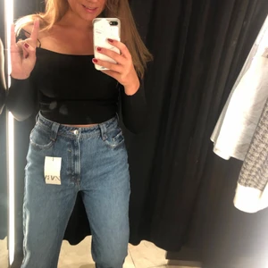 Jeans Zara - Säljer ett par blåa jeans i lite utsvängd modell från Zara. Jeansen är i storlek 42, jag har i vanliga fall storlek 38, och på mig som är 173 cm men med oproportionerligt långa ben är de ändå ganska långa, som ni ser på bilden! Superfint skick och sparsamt använda, säljer pga för liten garderob! Vid leverans betalar köparen frakt. Hojta om ni har frågor! ⚡️✨💞