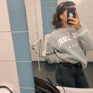 Grå tröja  - Säljer nu min gråa tröja i storlek xs/34 men är stor i storleken då jag oftast brukar ha xs men den här är alldeles för stor för mig. Har använt några gånger men plaget är som nytt. Har ingen användning av den längre o därför vill jag sälja den<3 det står New yourk på tröja. Ny pris 150❤️