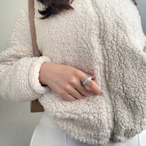 Croppad fluffig jacka - Säljer denn extrem  mjuka beiga  croppad jacka/ kofta som är enkel att styla. Extremt fin och sparsamt använd. Köptes för cirka 400kr men säljs för 250 kr +frakt ( kan även mötas upp i Helsingborg 💕