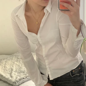  Vit skjorta - En ”finskjorta” från Tom Tailor i storlek L, men tror det är barnstorlek för den sitter tajt på mig som är s (ibland m). Dolda knappar och en klassisk vit skjorta helt enkelt.