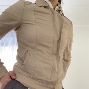 Esprit tunn jacka - En tunn och skön jacka i beige från Esprit, köpt för typ 8 år sen, men sparsamt använd! Dragkedjan och knapparna är kopparfärgade och skulle säga att den sitter bäst på en 34/xs. Jag är mellan small och medium så den sitter tajt på mig vilket kanske syns på bilderna☺️