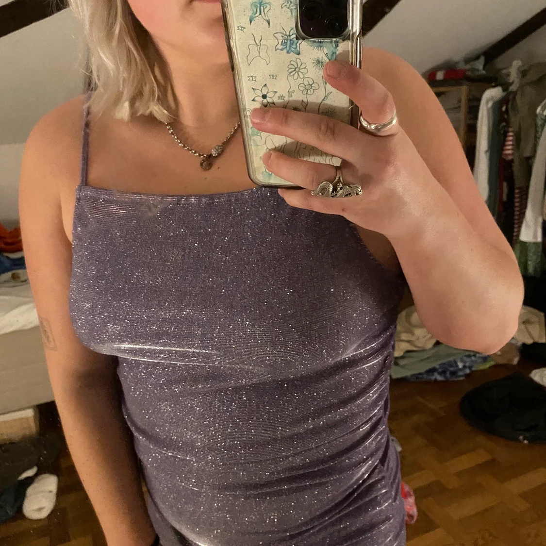 Lila glitterklänning