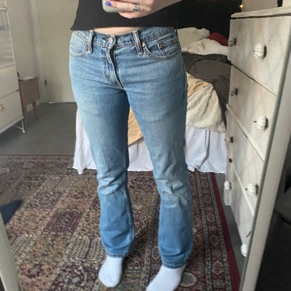 Säljer dessa levis jeans i bra skick! Passar bra på mig som är ca 168 cm😇 Köpta för ca 2 år sedan! köparen betalar frakt 😊. Farkut & Housut.