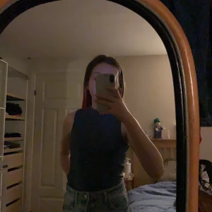 Mörkblått linne - Linnet är andvänt men i bra skick.