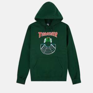 Säljer min coola Thrasher hoodie från junkyard. Den är i fint skick då jag knappt använt den. Det är en oversized modell 