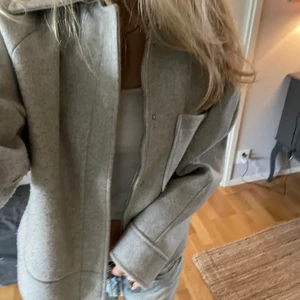 Grå jacka - Jätte snygg grå kappliknande jacka ifrån NAKD. Är i storlek 36. Jackan är helt slutsåld. Buda från 350kr eller köp direkt för 650kr. Första bilden är lånad! Kom privat för egna bilder💕💕 Måste vara minst 20kr mellan varje bud!