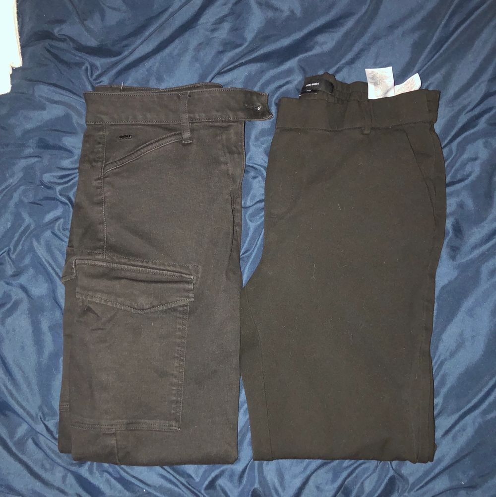 Fyra svarta par byxor i s-m. I första bilden syns ett par mid waisted byxor från gstar med fickor vid låter tillsammans med ett par svarta mid till high waisted. Vid andra bilden syn ett par gstar byxor som påminner om per bag byxor. Samt ett ett par låg till mid waisted lager 157 byxor. Pris går att diskutera . Jeans & Byxor.