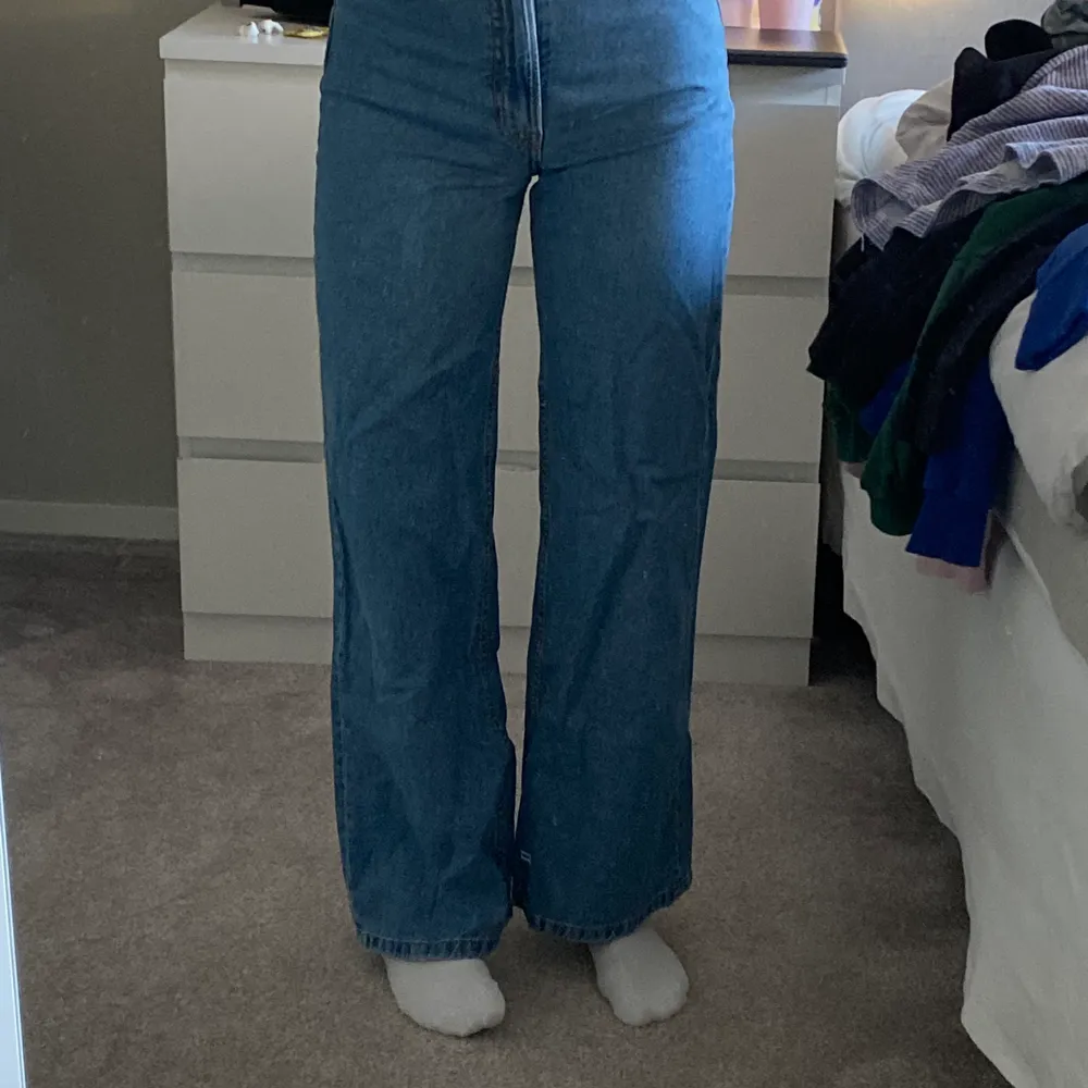 Köpta på HM, säljer pga att dom är för korta tycker jag . Jag är 163 lång . Dock är dom otroligt bekväma o sköna/stretchiga jeans , inga defekter alls. Kan kolla upp frakten om du är intresserad . Farkut & Housut.