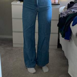 Köpta på HM, säljer pga att dom är för korta tycker jag . Jag är 163 lång . Dock är dom otroligt bekväma o sköna/stretchiga jeans , inga defekter alls. Kan kolla upp frakten om du är intresserad 