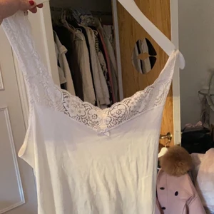 Ett spets linne ⚡️ - Så fint, men banden är tyvärr för långa på mig. alla behöver ett basic linne i sin gaderob 🥰🥰🥰🤌