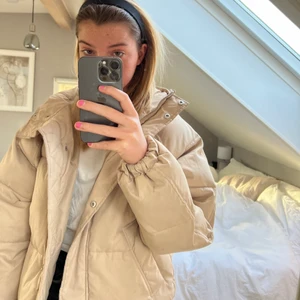 dun jacka beige  - skön dunjacka i färgen beige från nakd i storlek 32! Den är inte riktigt min stil och lite lite stor för mig tycker jag!💕☺️ därför säljer jag den i ett nyskick för 180kr plus 66kr frakt! 💕💕💕 