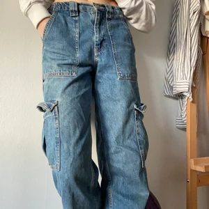 Streetstyle jeans  - Dessa coola jeans är i super kvalite och är köpta på Urban Outfiters för ett bra tag sedan det är resår där bak på dem, så de passar just dig! 