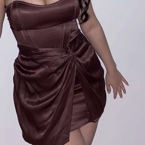 Brunna klänning från Zara - Har använt en gång, helt nyskick 