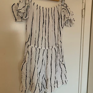 Jumpsuit  - Jättefin randig jumpsuit från h&m. Även denna använd några somrar men fortfarande i fint skick. Fickor framtill och offshoulder🥰