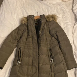 Vero Moda jacka - Vero Moda lång vinterjacka i fint skick som jag säljer för 400, nypriset var ca 1000